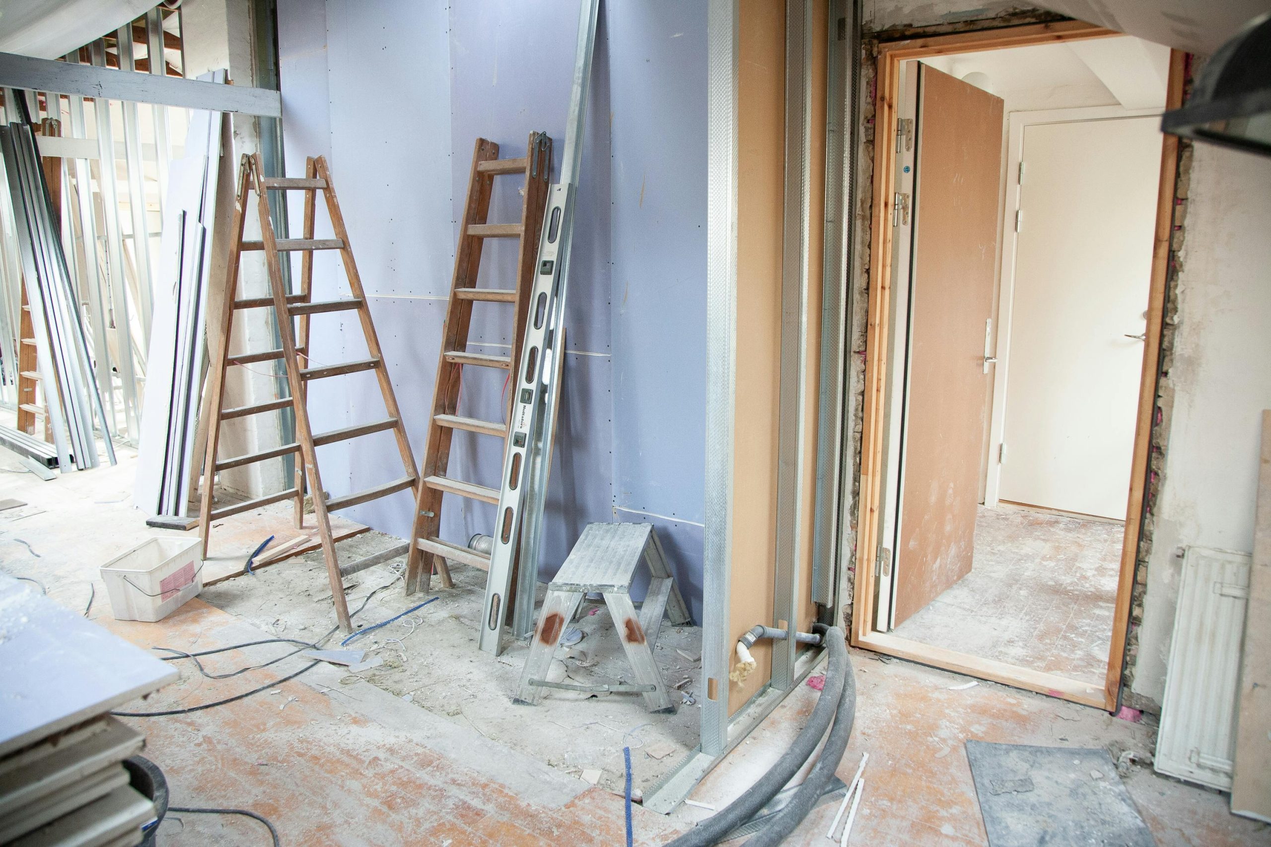 découvrez nos services de construction et rénovation : transformation de vos espaces, travaux de qualité, conseils personnalisés et respect des délais pour donner vie à tous vos projets immobiliers.