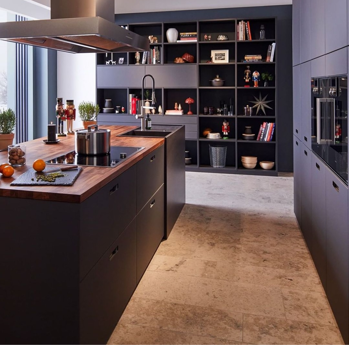 d&eacute;couvrez une cuisine spacieuse &agrave; paris 19, id&eacute;ale pour pr&eacute;parer vos repas en toute convivialit&eacute;. profitez d&rsquo;un espace moderne et lumineux, parfaitement &eacute;quip&eacute; pour tous vos besoins culinaires.