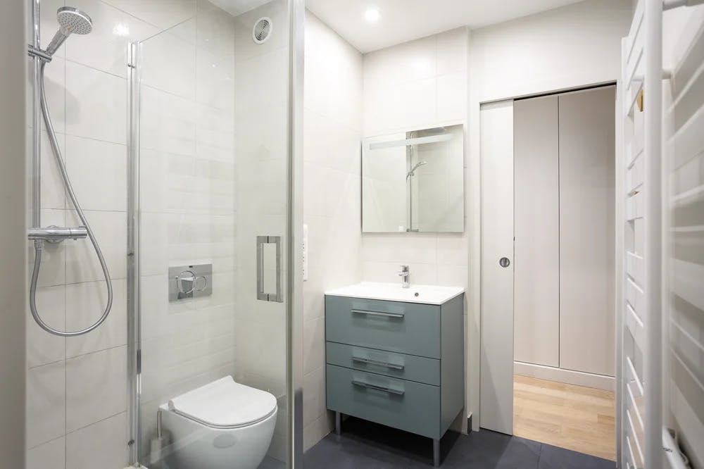 Devis travaux salle de bain moderne Paris 19ème obtenez un devis gratuit pour l’aménagement ou la rénovation de votre salle de bain moderne à paris 19. conseils personnalisés et interlocuteur local pour votre projet sur-mesure.