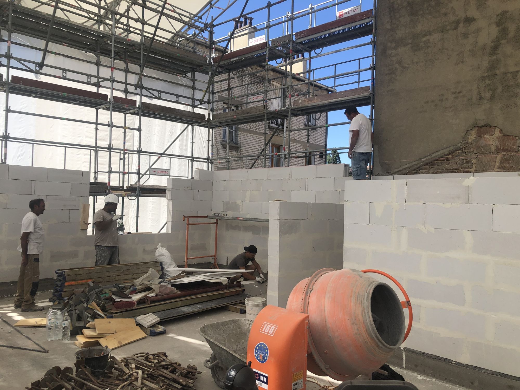 confiez vos projets &agrave; une entreprise de r&eacute;novation exp&eacute;riment&eacute;e. nous vous accompagnons pour tous vos travaux de r&eacute;novation int&eacute;rieure et ext&eacute;rieure : maison, appartement, bureaux. devis gratuit et conseils personnalis&eacute;s.