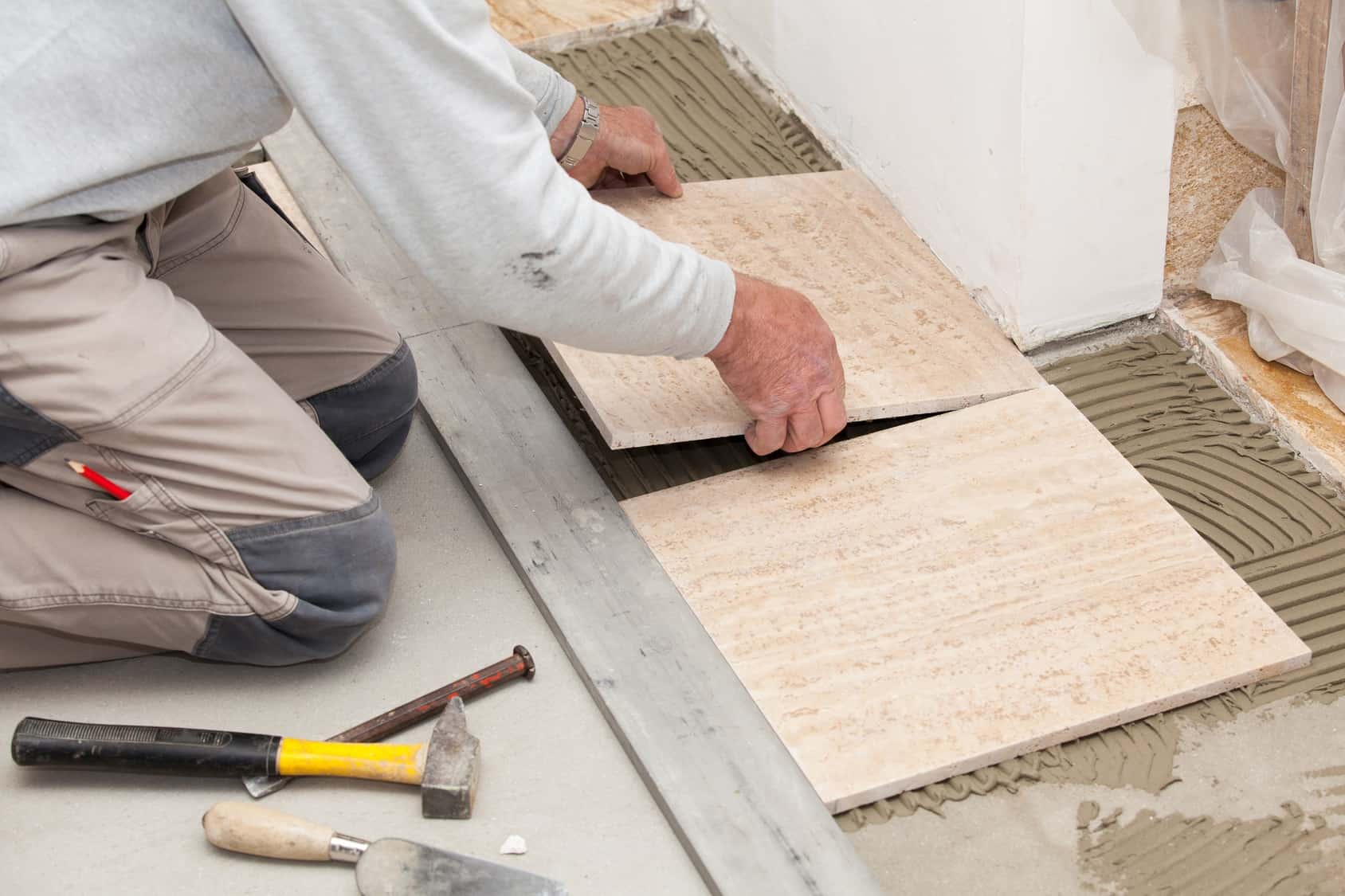 d&eacute;couvrez nos conseils et astuces pour la pose de carrelage au m2 : pr&eacute;paration du support, choix des mat&eacute;riaux, &eacute;tapes de pose et estimation du prix. parfait pour r&eacute;ussir votre projet carrelage !