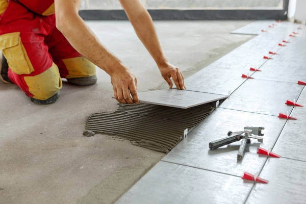 d&eacute;couvrez le prix du carrelage au m2, les diff&eacute;rents types de carrelage, les facteurs qui influencent le co&ucirc;t et des conseils pour bien choisir votre rev&ecirc;tement de sol au meilleur rapport qualit&eacute;-prix.