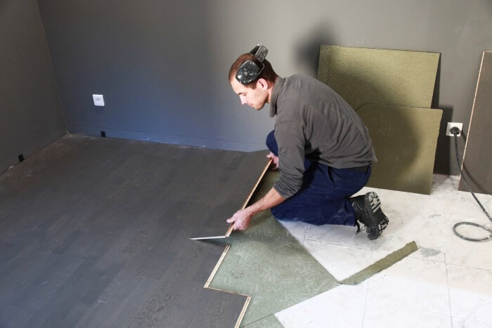 découvrez tout sur le prix du parquet flottant au mètre carré : comparatif des tarifs, conseils pour bien choisir, éléments impactant le coût et astuces pour économiser sur votre revêtement de sol.