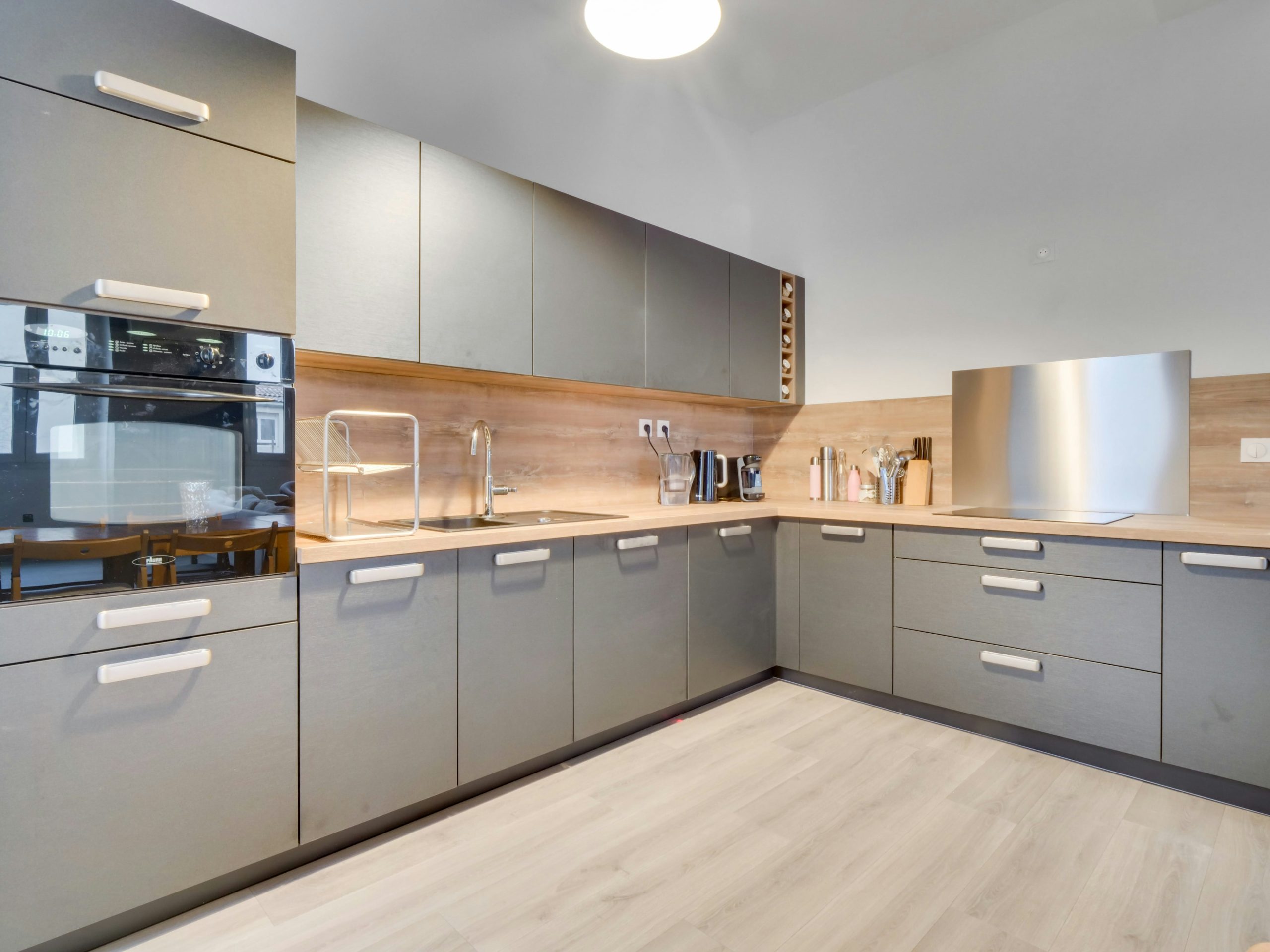 Rénovation cuisine rapide Paris 19ème découvrez nos solutions de rénovation cuisine rapide dans le 19e arrondissement : modernisez votre espace sans travaux lourds, en un temps record et à prix accessibles.