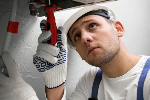 d&eacute;couvrez comment choisir un plombier fiable et comp&eacute;tent pour tous vos travaux de plomberie. conseils, crit&egrave;res de s&eacute;lection et astuces pour faire le bon choix.