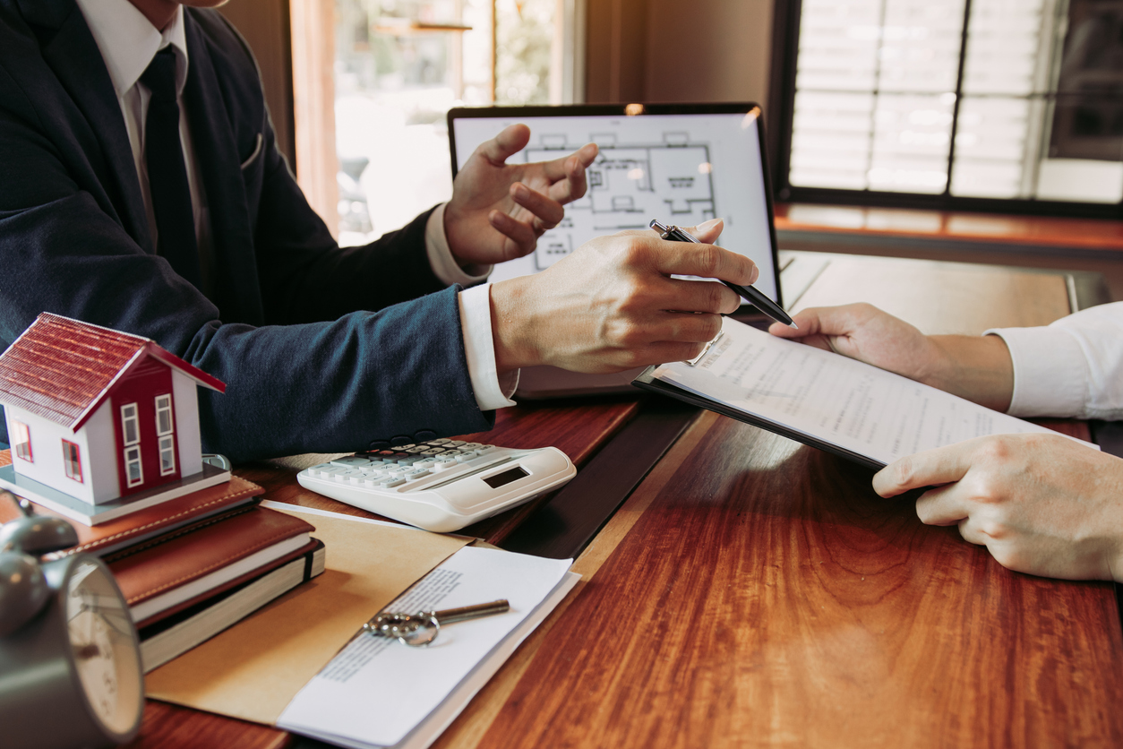d&eacute;couvrez nos conseils pour choisir le meilleur prestataire de r&eacute;novation en 2025 : crit&egrave;res de s&eacute;lection, astuces pratiques, et erreurs &agrave; &eacute;viter pour r&eacute;ussir votre projet.