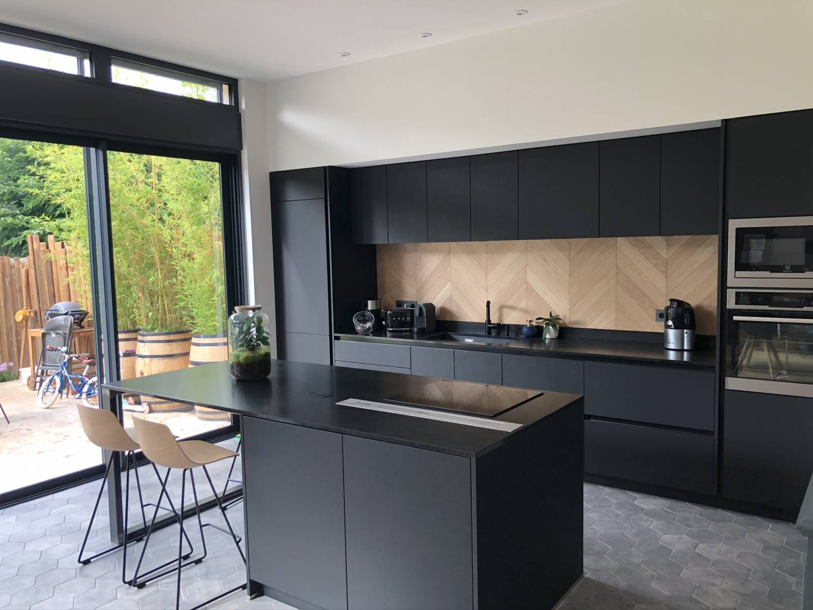 d&eacute;couvrez une s&eacute;lection de cuisines noires &eacute;l&eacute;gantes et modernes &agrave; paris 19. inspirez-vous pour votre projet de cuisine design dans le 19e arrondissement de paris.
