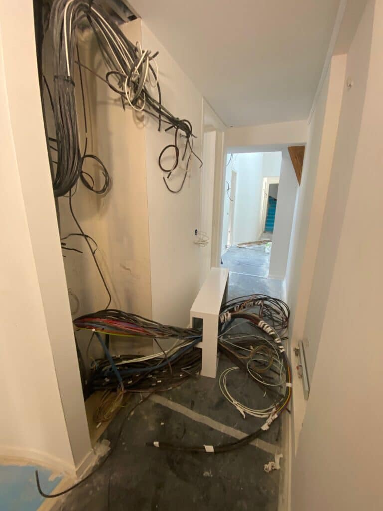 Comment penser la domotique lors d’une rénovation à Paris 19 ? optimisez votre confort avec nos solutions de domotique pour la rénovation à paris 19. installation sur-mesure, conseils personnalisés et technologies innovantes pour moderniser votre habitation.