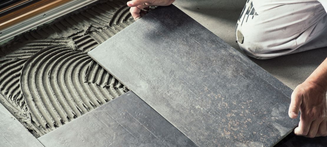 d&eacute;couvrez le prix du carrelage au m&sup2; : tarifs moyens selon les mat&eacute;riaux, conseils pour choisir, astuces pour &eacute;conomiser et estimer le co&ucirc;t de votre projet de pose de carrelage.