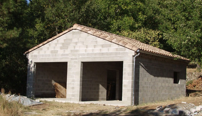 prix pour construire un garage découvrez les différents prix d’un garage selon le type de construction, la surface et les matériaux. conseils pour bien estimer le coût de votre futur garage.