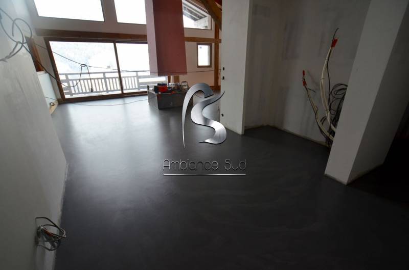 prix m2 beton ciré sol découvrez le prix au m2 du béton ciré pour vos sols, murs ou plans de travail. guide complet sur les tarifs, facteurs d