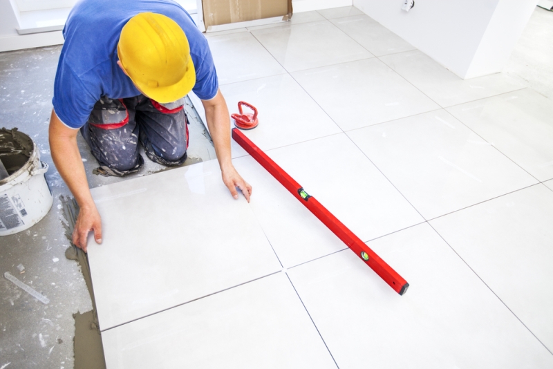 découvrez le prix au mètre carré d'un carreleur en 2024 : tarifs moyens, éléments à prendre en compte, conseils pour bien choisir votre professionnel et estimer le coût de vos travaux de carrelage.
