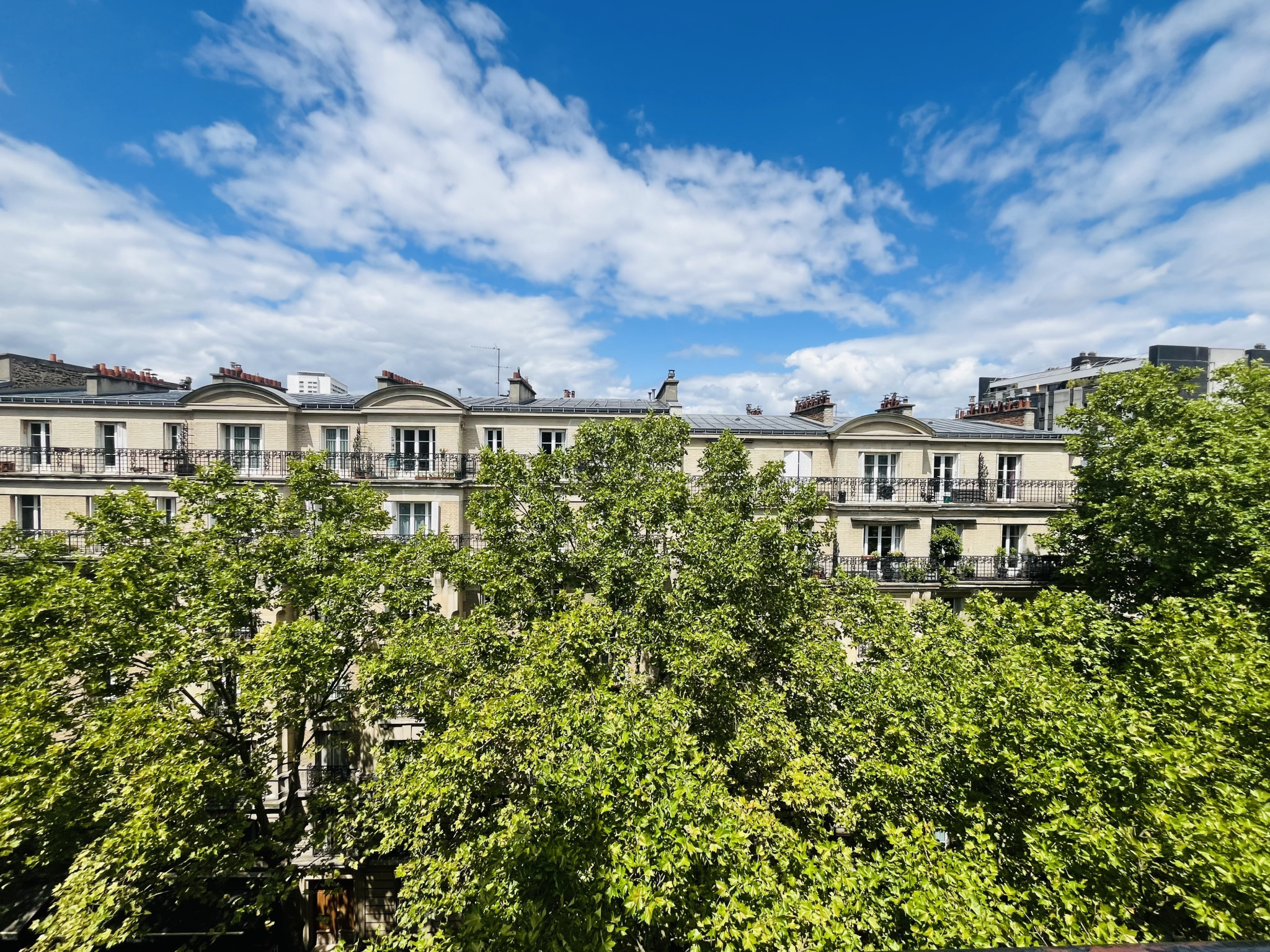 Rénovation partielle ou totale à Paris 75019 : les prix découvrez les prix de la rénovation à paris 75019 : conseils, tarifs moyens au m², facteurs influençant le budget et astuces pour réussir votre projet dans le 19e arrondissement.