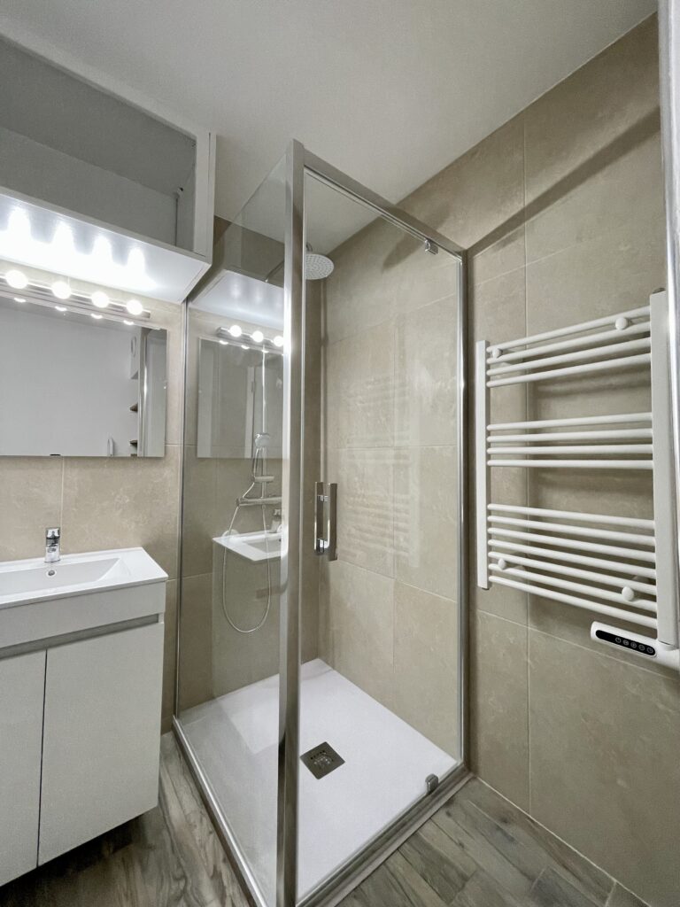 sp&eacute;cialistes de la r&eacute;novation de salle de bain pmr &agrave; paris 19 : am&eacute;nagements adapt&eacute;s, s&eacute;curit&eacute; et confort pour personnes &agrave; mobilit&eacute; r&eacute;duite. devis gratuit et solutions sur-mesure.