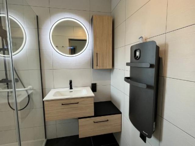 sp&eacute;cialistes de la r&eacute;novation de salle de bain pmr &agrave; paris 19, nous adaptons votre espace pour plus de confort, d&rsquo;accessibilit&eacute; et de s&eacute;curit&eacute;. demandez un devis personnalis&eacute; pour une salle de bain aux normes pmr !