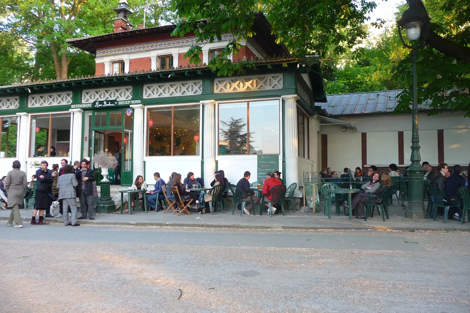 d&eacute;couvrez les meilleures options de restauration au parc des buttes-chaumont &agrave; paris : restaurants, caf&eacute;s et snacks pour une pause gourmande en pleine nature.