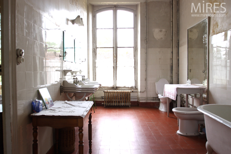 d&eacute;couvrez nos solutions de rev&ecirc;tement pour salle de bain &agrave; paris 19 : carrelage, fa&iuml;ence, sol vinyle et r&eacute;sine. un large choix pour r&eacute;nover votre salle de bain avec style et durabilit&eacute;. devis gratuit et intervention rapide dans le 19e arrondissement.
