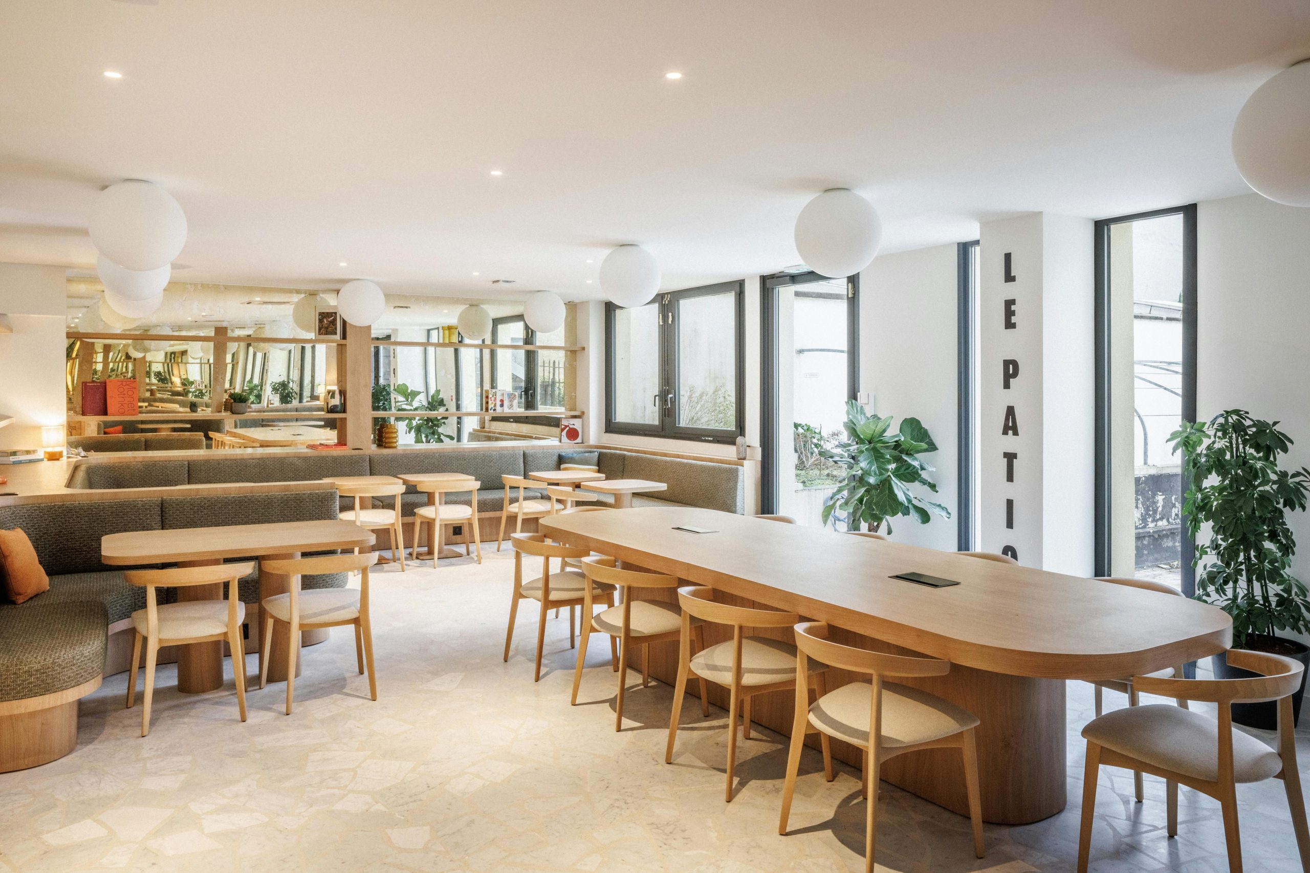 d&eacute;couvrez les tendances de r&eacute;novation &agrave; paris en 2025 : mat&eacute;riaux innovants, design moderne et solutions &eacute;cologiques pour transformer votre int&eacute;rieur selon les inspirations parisiennes de demain.