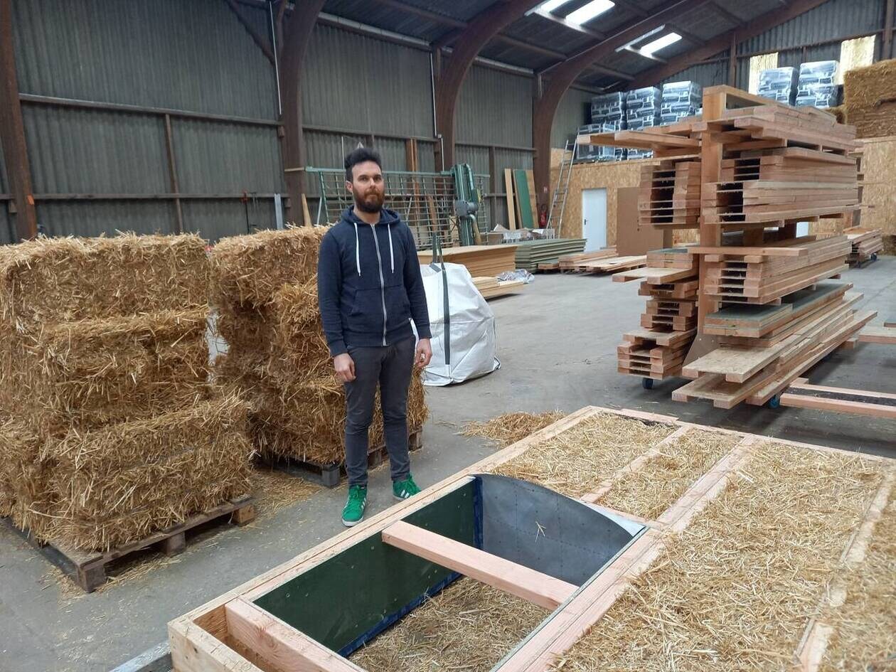 d&eacute;couvrez comment la paille r&eacute;volutionne la construction et la r&eacute;novation gr&acirc;ce &agrave; une solution innovante, &eacute;cologique et &eacute;conomique pour des b&acirc;timents durables.