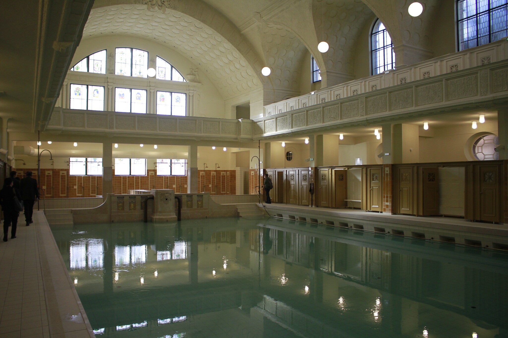 d&eacute;couvrez la r&eacute;ouverture de la piscine et des bains-douches rouvet dans le 19e arrondissement, un espace r&eacute;nov&eacute; pour votre bien-&ecirc;tre et loisirs aquatiques.