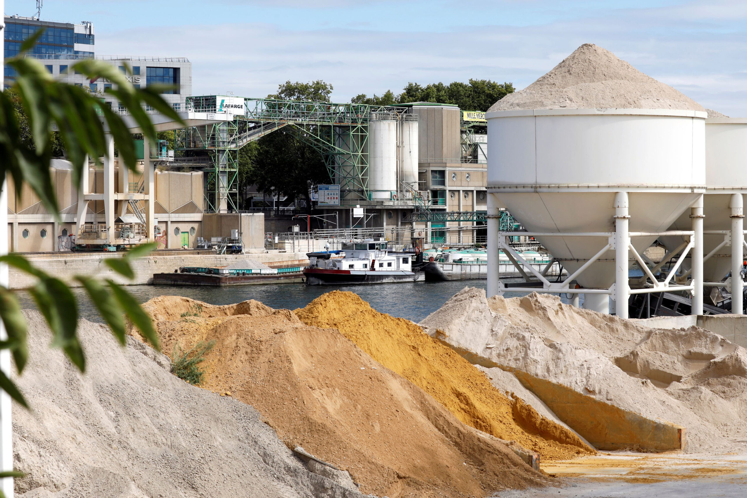 « Les vibrations secouent notre quotidien » : à Paris, les riverains s'opposent à l'installation d'une centrale à béton dans leur impasse découvrez le combat des riverains de paris contre la construction d'une centrale en béton, leurs préoccupations environnementales et leurs actions pour préserver leur cadre de vie.