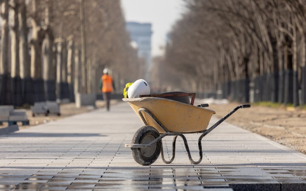 découvrez l'ambiance unique des rues parisiennes en chantier permanent, où tradition et modernité se mêlent au cœur de la capitale française.