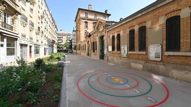 d&eacute;couvrez les rues parisiennes en chantier permanent, un aper&ccedil;u des transformations urbaines constantes et de la vie quotidienne au c&oelig;ur de la capitale fran&ccedil;aise.